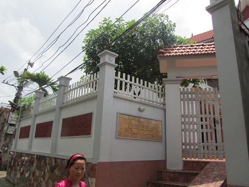 “Con voi” chui qua …lỗ kim thế nào? 